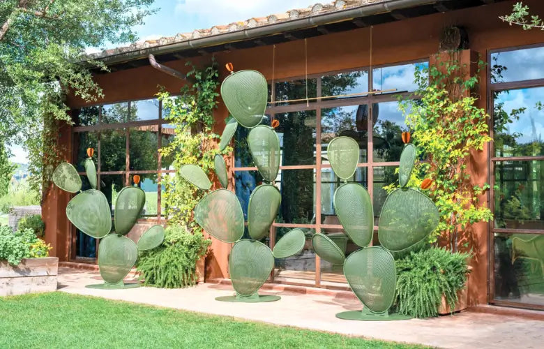 Separador de exterior con ficus metálico de EMU organizando terraza en Mallorca