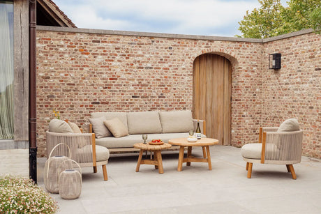 Muebles de exterior con madera y cuerda en terraza contemporánea